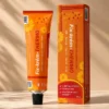 Fix-Creme-THERMO (84 g) ist eine hochwertige, wärmende Massagecreme mit Kampfer, Menthol, Vanillylbutylether sowie einem phytotherapeutischen Komplex aus Ringelblume und Thymian. Dank ihrer innovativen Drei-Phasen-Formel lindert sie sowohl unmittelbar als auch langfristig Muskel-, Gelenk- und Rückenschmerzen. Die Creme wärmt das Gewebe tiefenwirksam, fördert die Durchblutung, wirkt entzündungshemmend und verkürzt die Regenerationszeit nach Sport oder körperlicher Anstrengung.