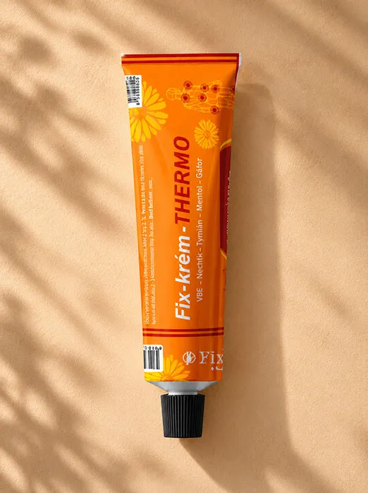 Fix-Creme-THERMO (84 g) ist eine hochwertige, wärmende Massagecreme mit Kampfer, Menthol, Vanillylbutylether sowie einem phytotherapeutischen Komplex aus Ringelblume und Thymian. Dank ihrer innovativen Drei-Phasen-Formel lindert sie sowohl unmittelbar als auch langfristig Muskel-, Gelenk- und Rückenschmerzen. Die Creme wärmt das Gewebe tiefenwirksam, fördert die Durchblutung, wirkt entzündungshemmend und verkürzt die Regenerationszeit nach Sport oder körperlicher Anstrengung.
